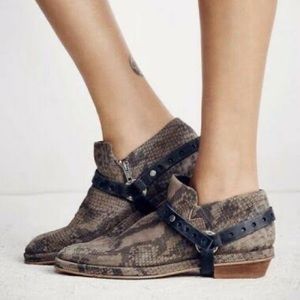 Free People Vincente Snakeskin Ankle Boot SZ 39